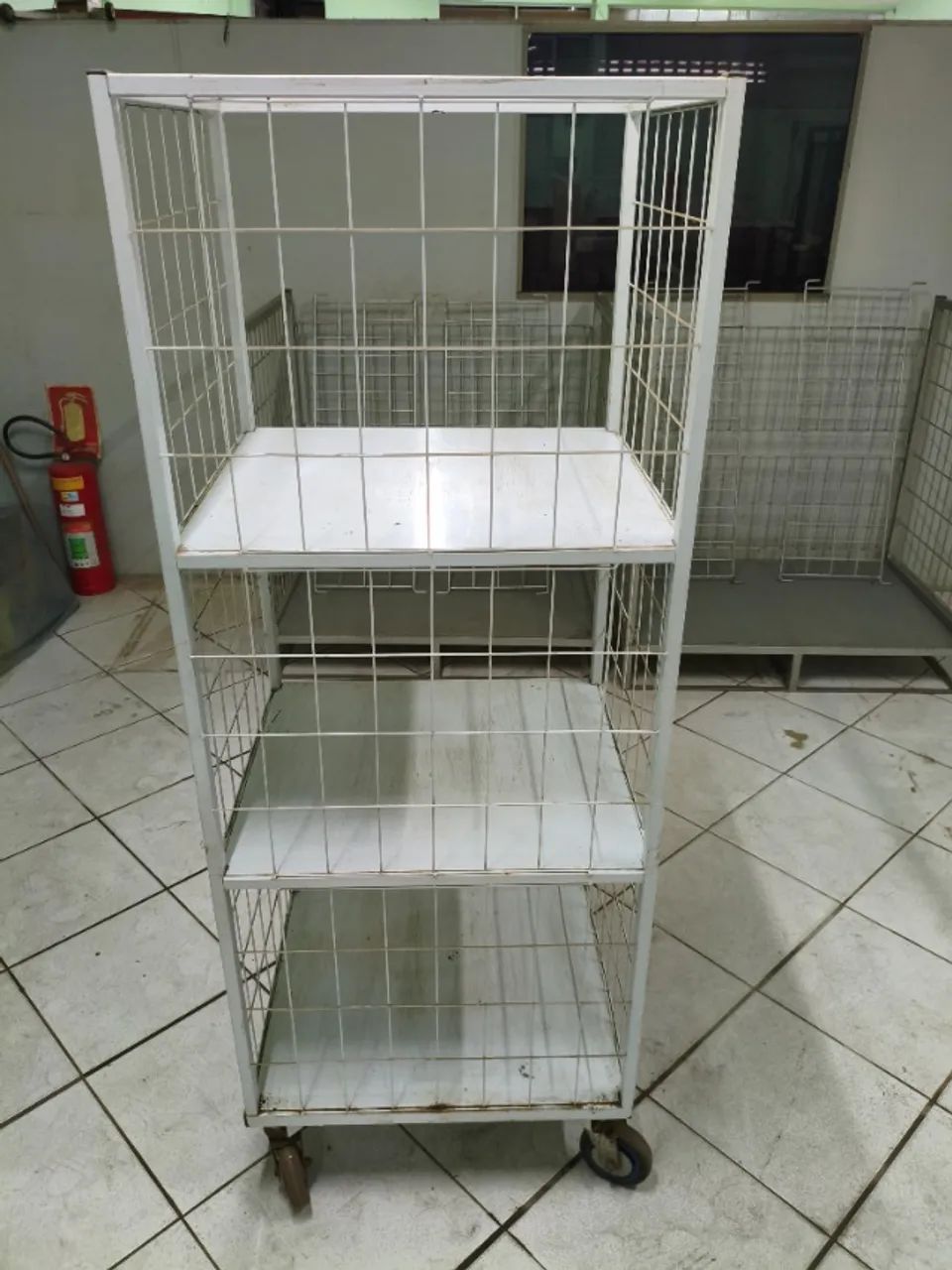 Expositor quadrado de 3 divisões e com rodas - Foto 3