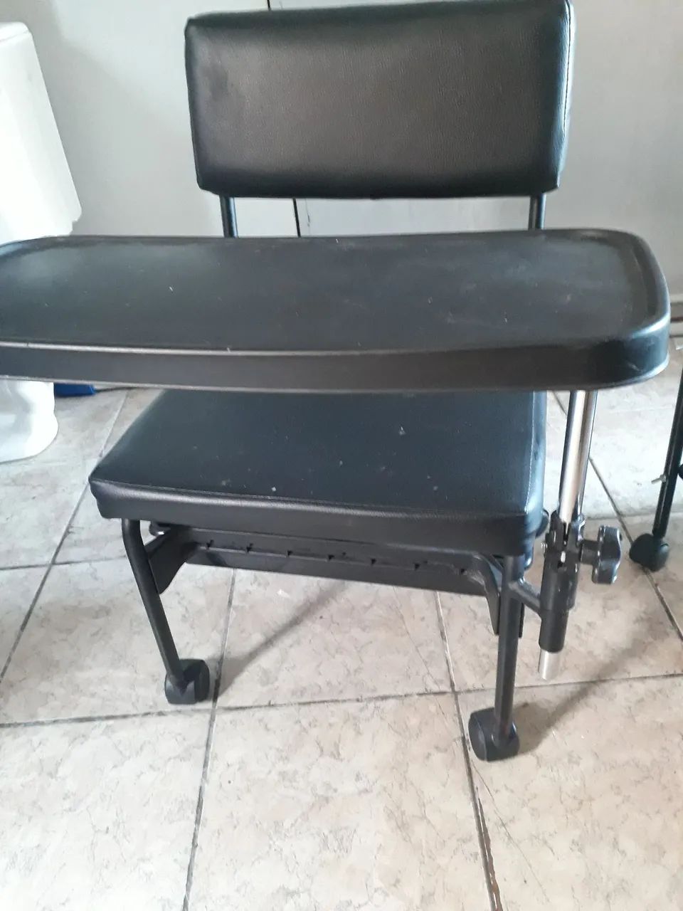 Cadeira com rodinha  para manicure  e dois porta objeto 