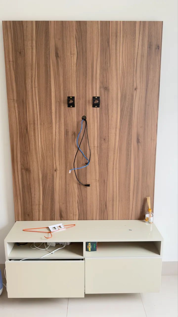 Painel de TV com rack embutido 
