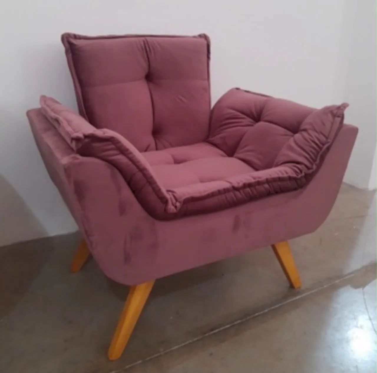Duas Poltronas Juntas Vintage Rosa com pernas de madeiras  - Foto 3