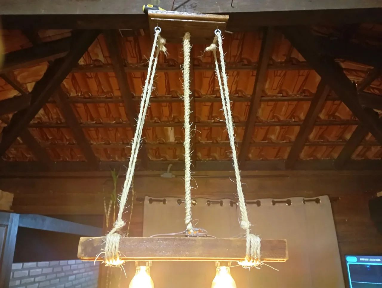 LUMINÁRIA RÚSTICA ARTESANAL EM MADEIRA MACIÇA 2 LÂMPADAS - Foto 2