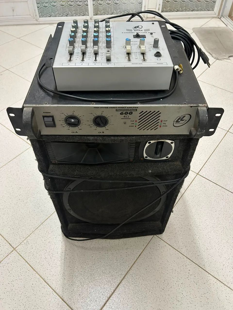 Caixa de som com amplificador 