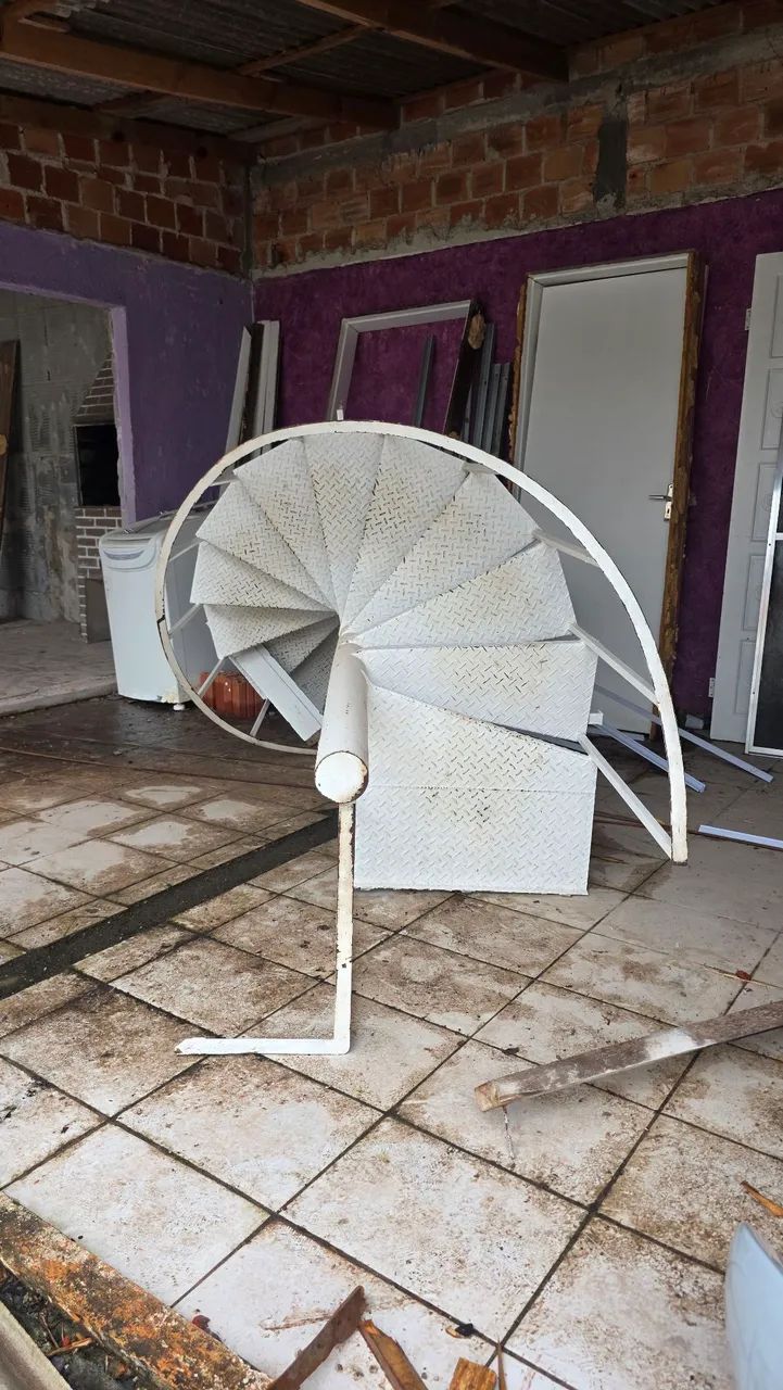 Escada caracol de ferro branca