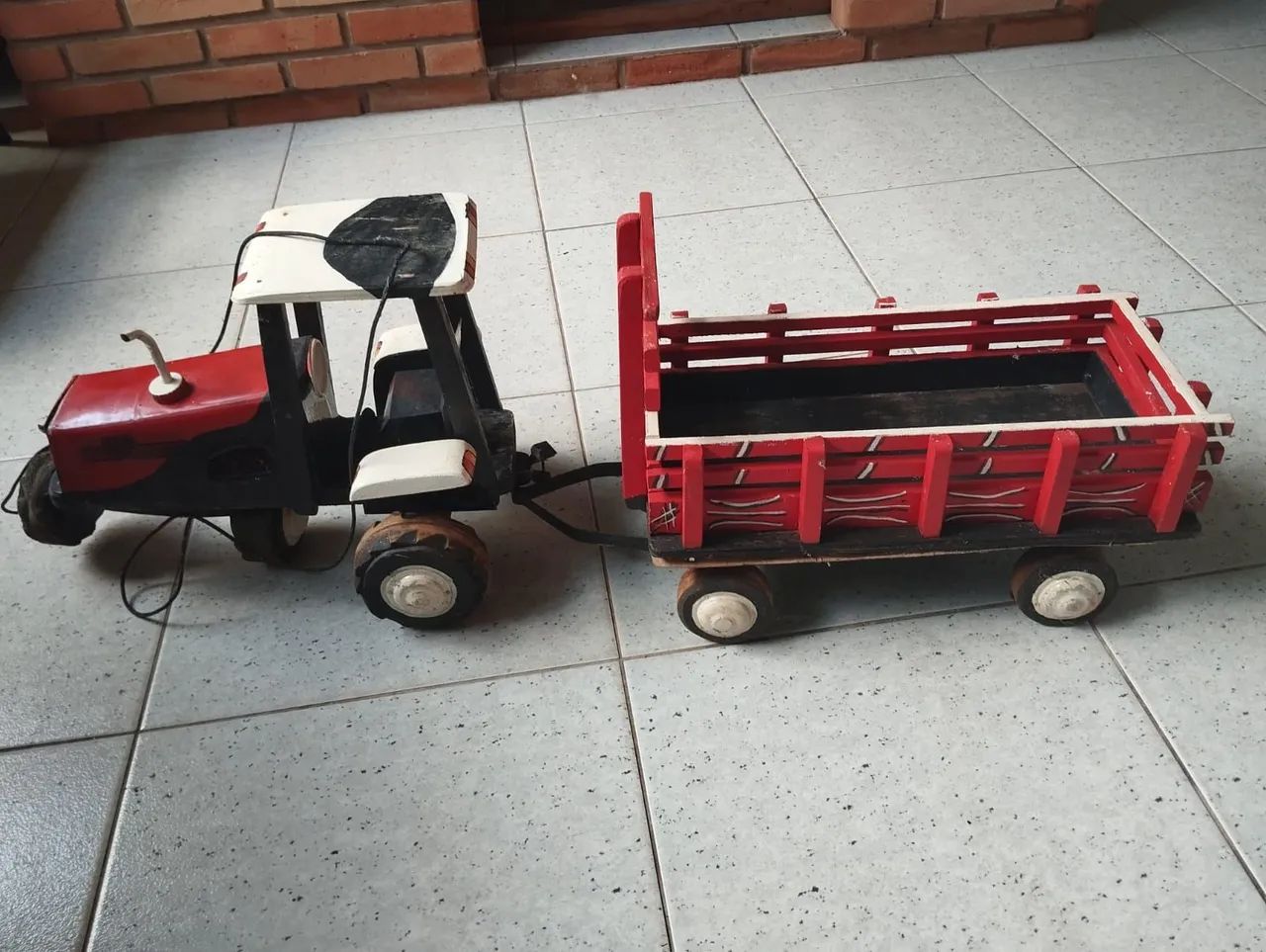 Trator de Madeira - Brinquedo - Foto 2