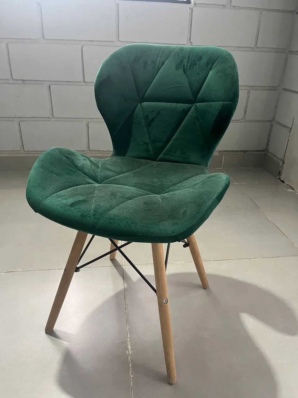 4 cadeiras sala de jantar veludo verde pé madeira  - Foto 4