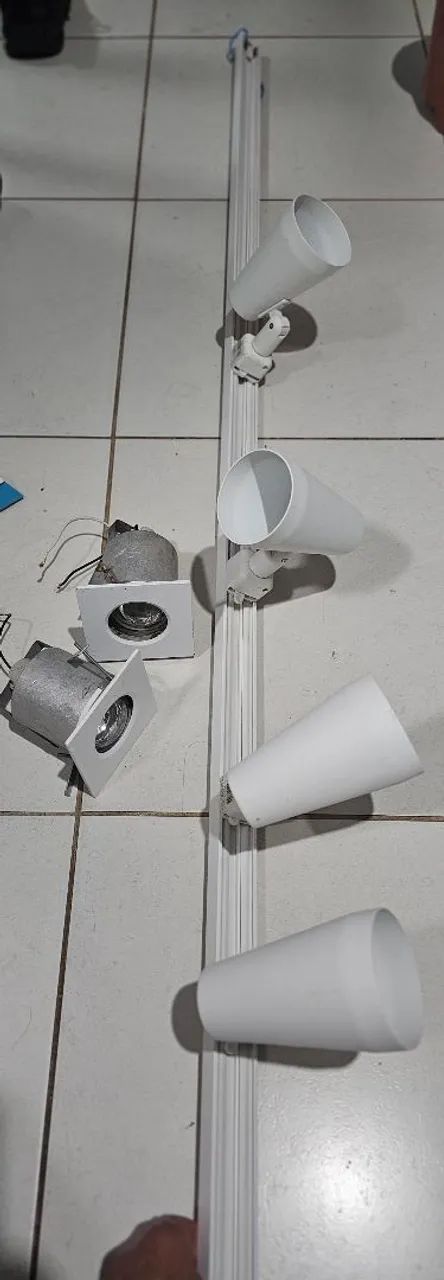 Trilho Led 4 Spots Direcionáveis Instalação Sobrepor Moderno 220v / 127v - Foto 4