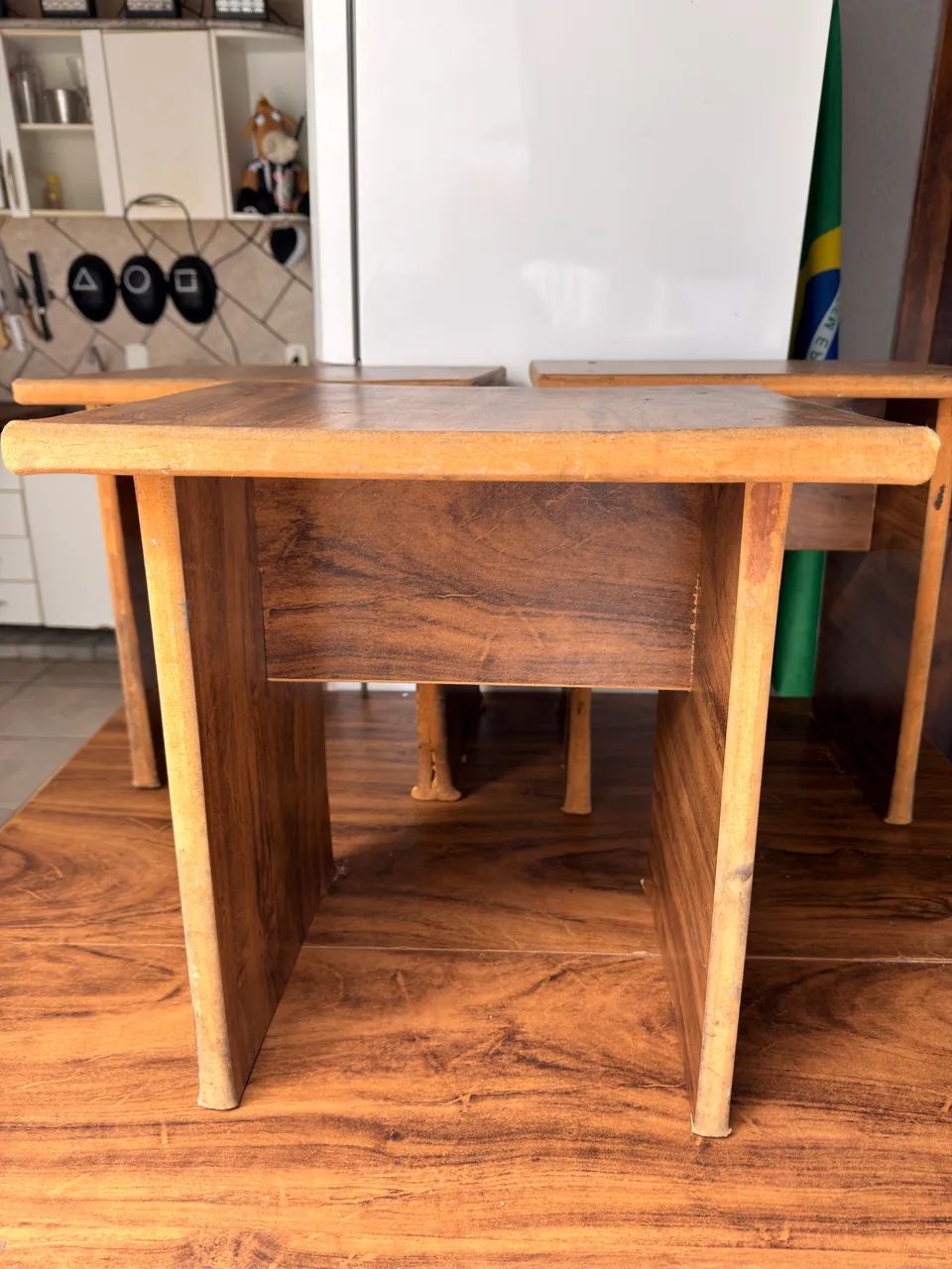 Mesa de madeira com 4 banquetas  - Foto 3