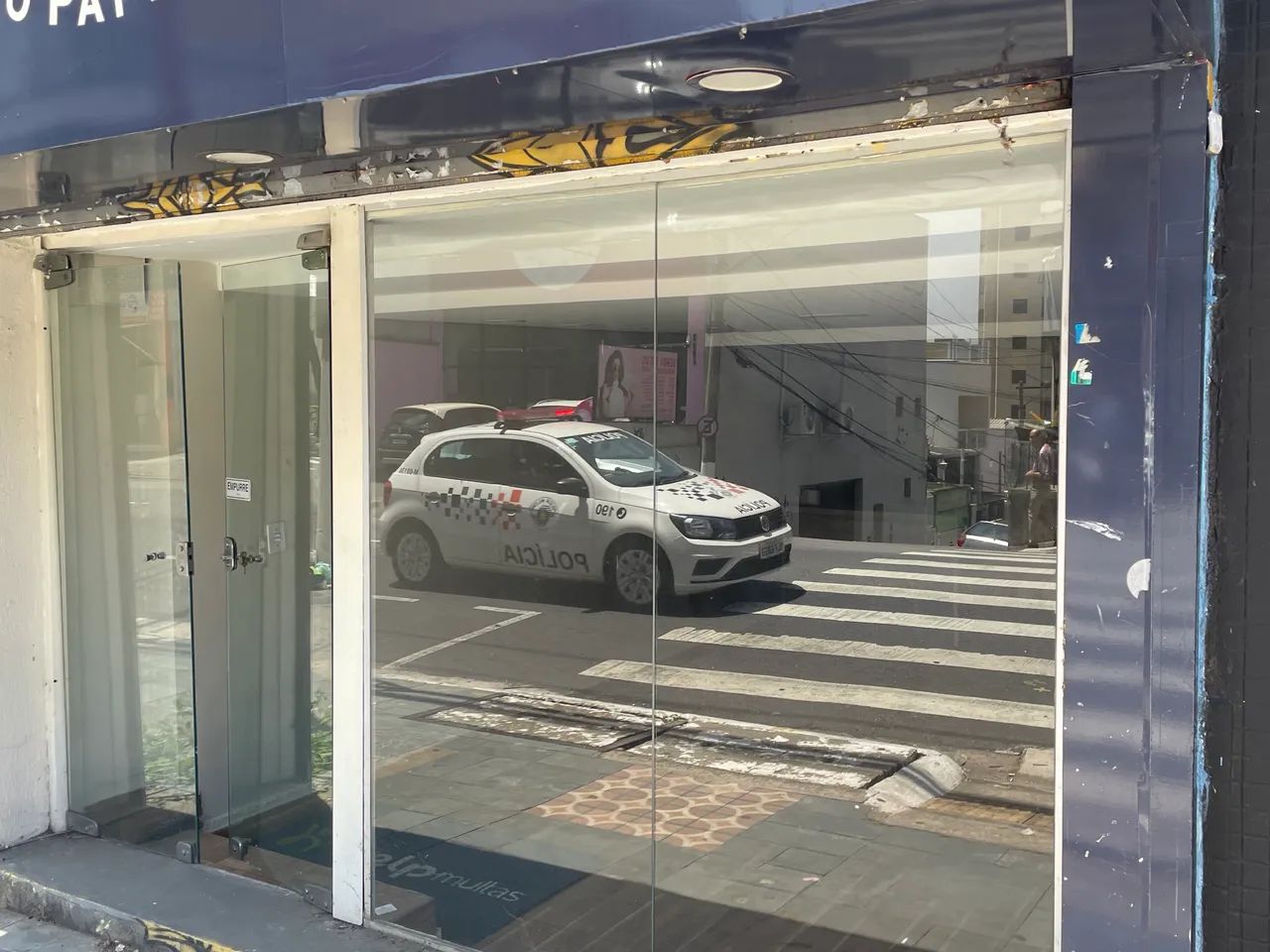 Salão comercial com porta de vidro - Foto 5