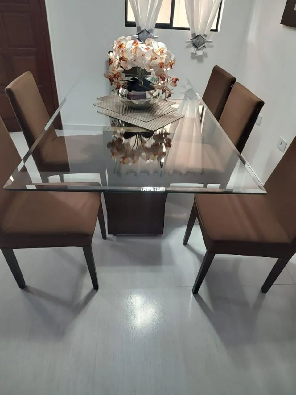 Mesa de vidro e 5 cadeiras 