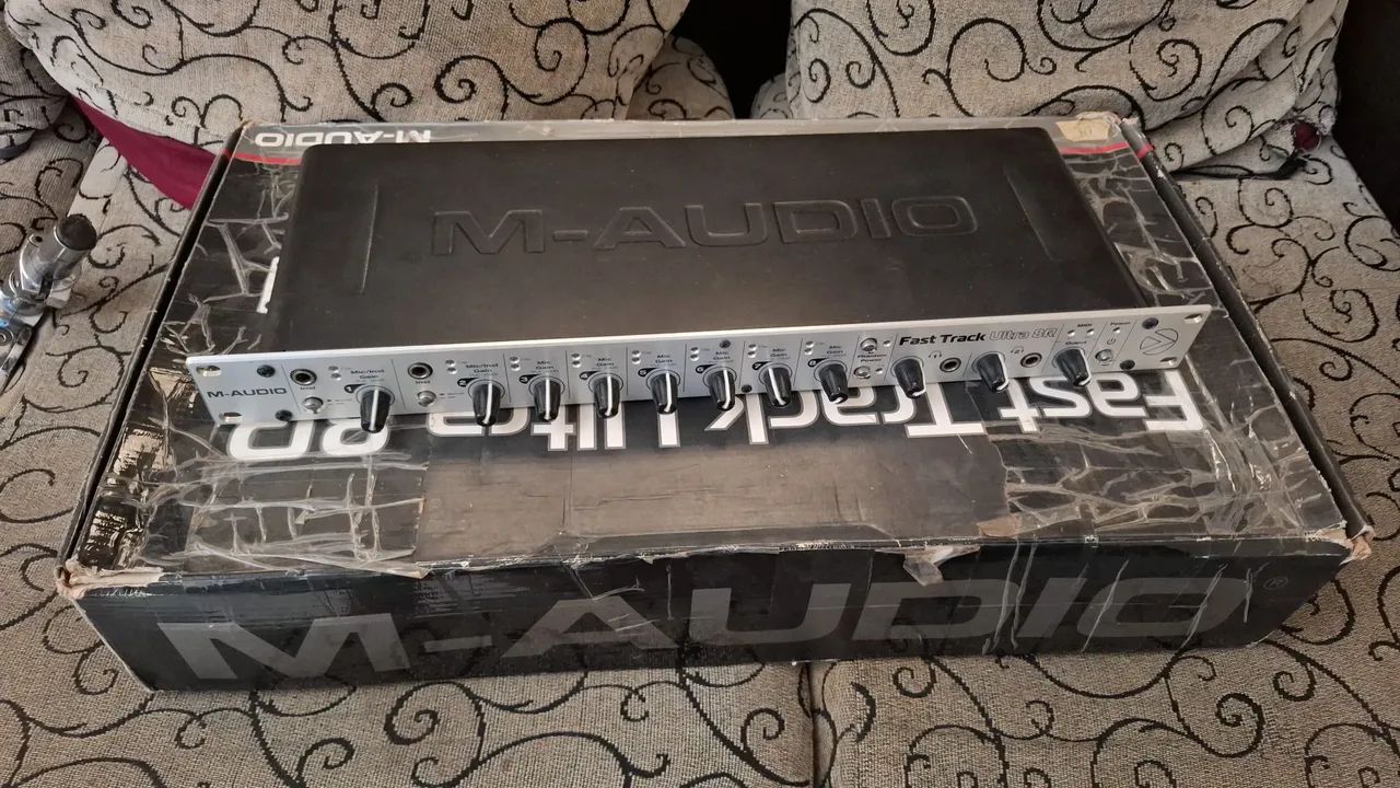Placa de áudio fast track ultra 8r 