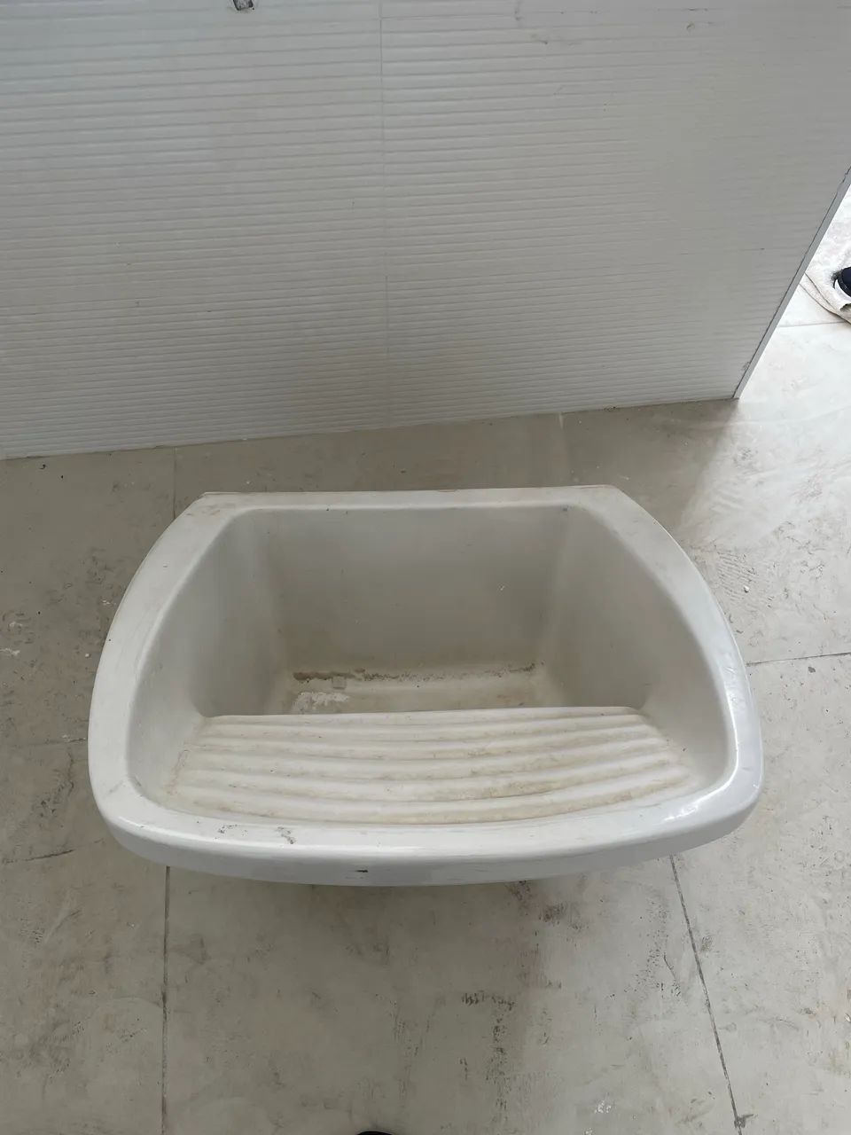 Tanque de louça em perfeito estado