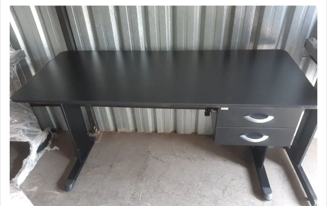 Mesa de escritório com gaveteiro (2 gavetas)