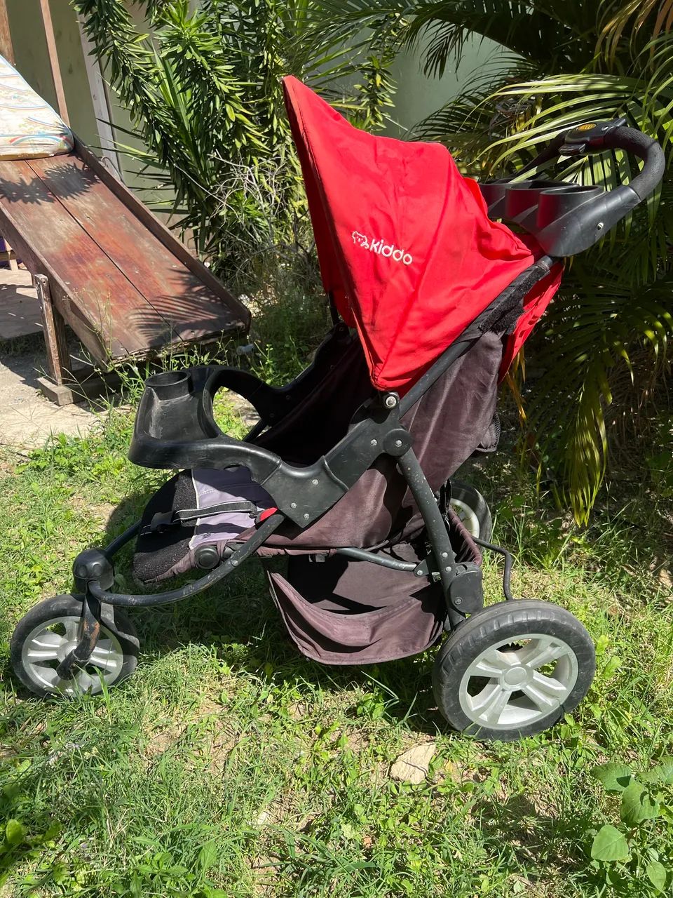 carrinho de bebê é um Kiddo Fox Race Sport