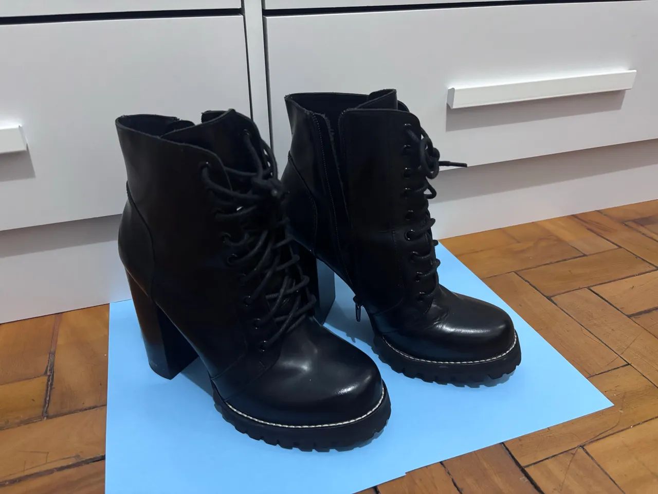 Bota jeffrey campbell