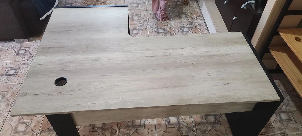 Vendo mesa para escritório em MDF, em perfeito estado de conservação. 