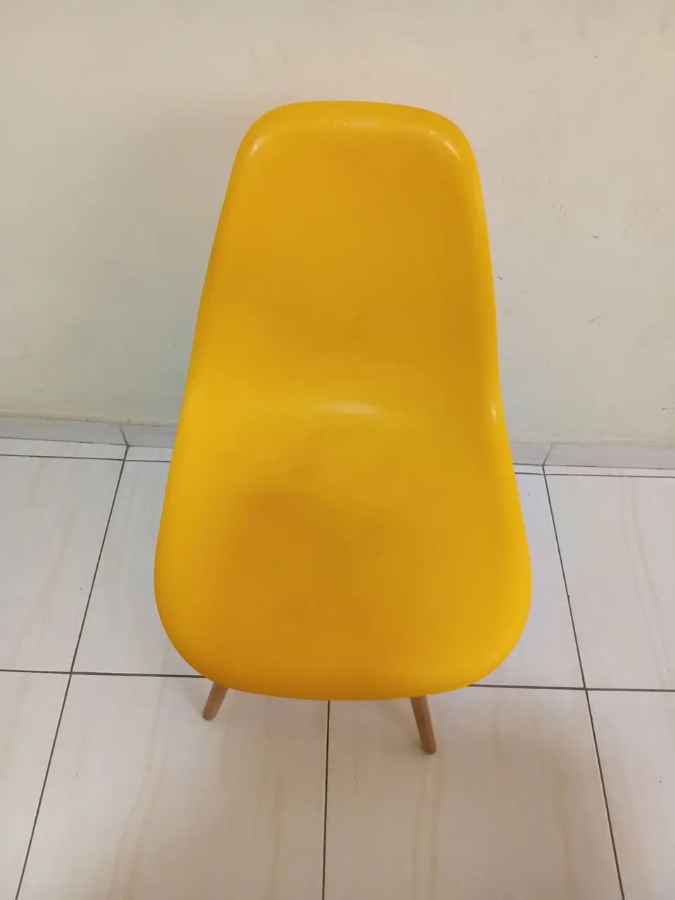Cadeira de plástico com pé de madeira 