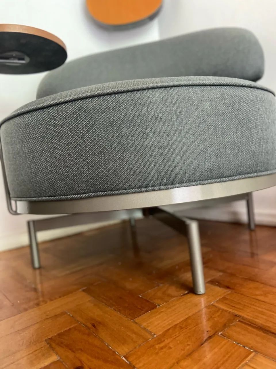 Poltrona Giratória com mesa de apoio - Foto 3