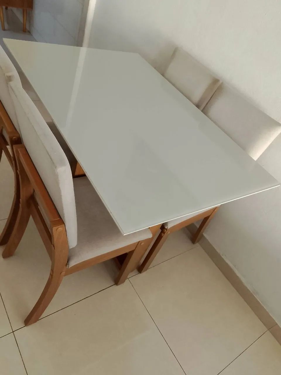 mesa madeira em MDF com 4 cadeiras estofadas  e tampo de vidro na cor off-white  - Foto 3