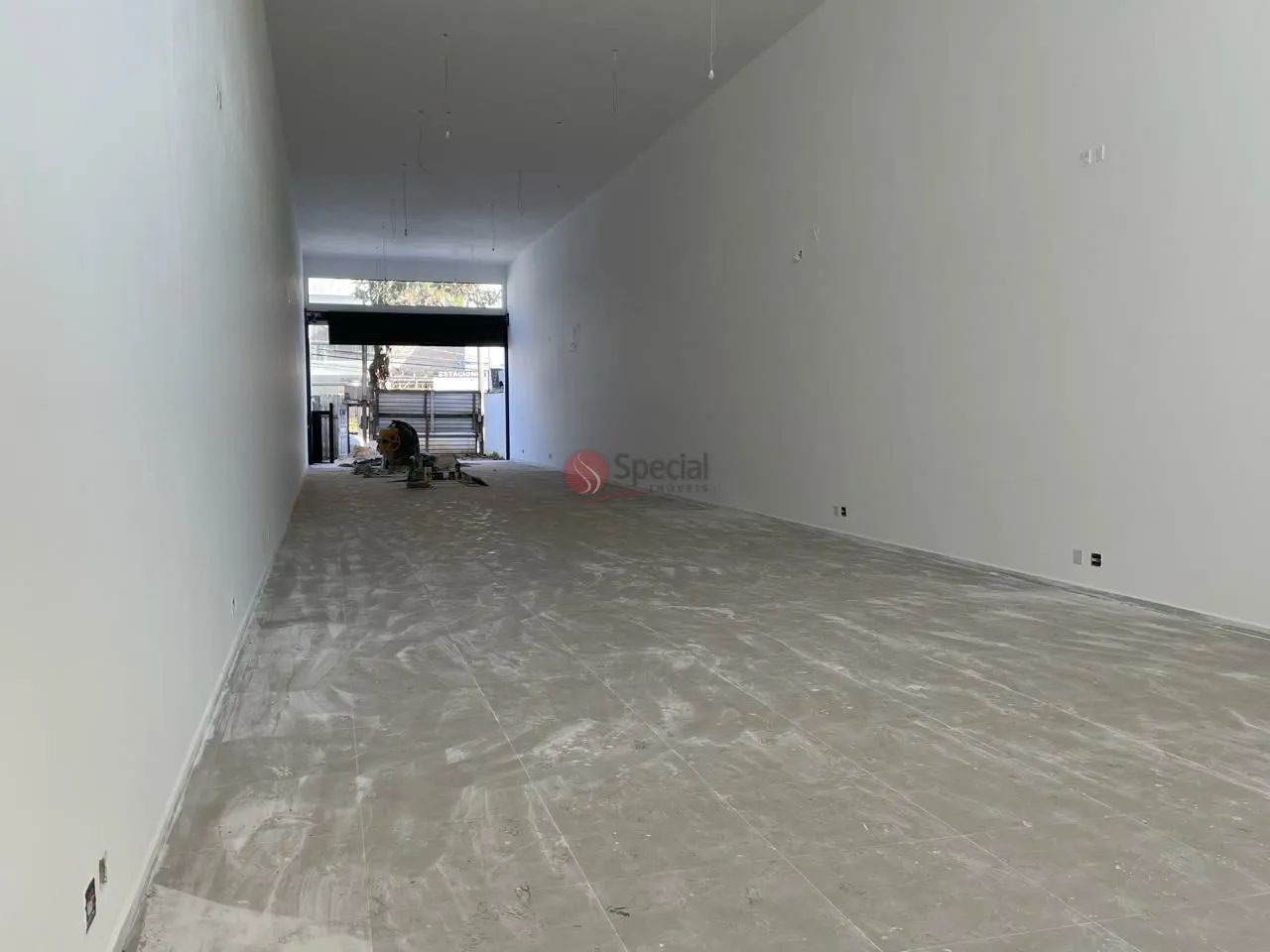 Salão de 300 metros com 2 vagas de garagem no Tatuapé.