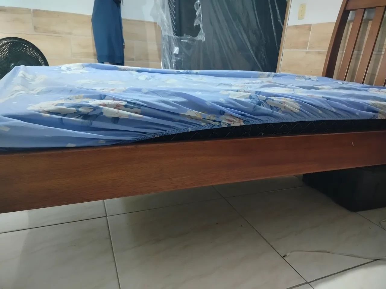 Cama de madeira pura e nobre de solteiro com colchão  - Foto 5