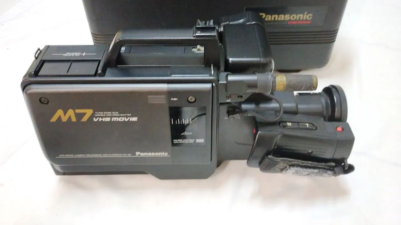 Filmadora VHS Panasonic caixa e tripé  - Foto 2