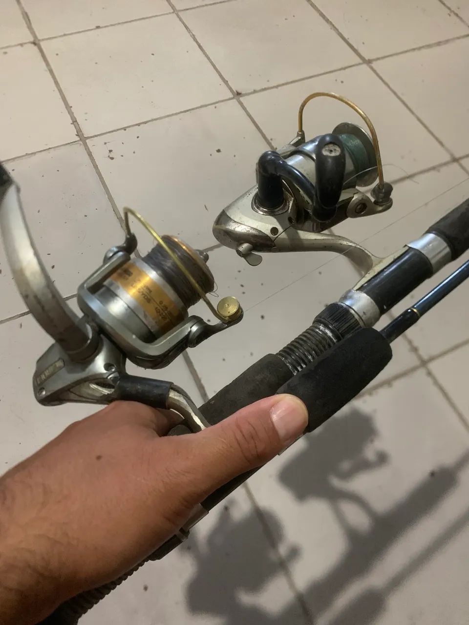 2 Vara de pesca com molinete $200 - Foto 2