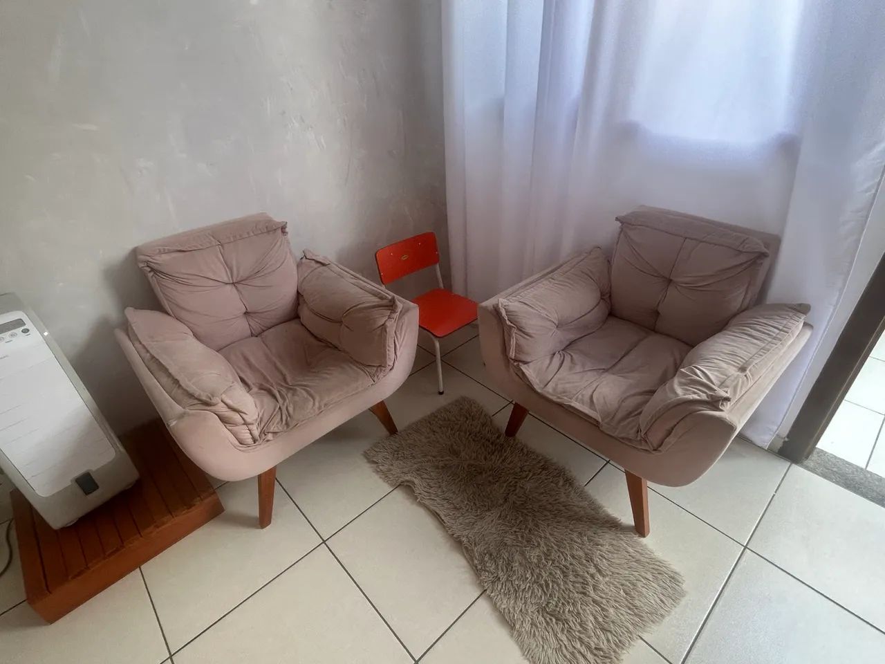 2 Poltronas rosa com pé de madeira  - Foto 2