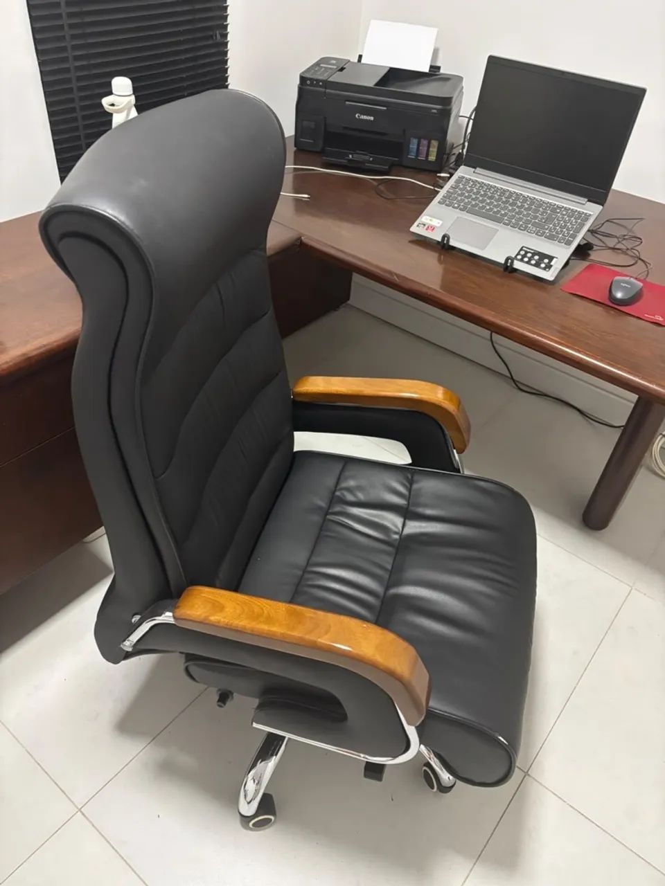 Mesa de escritório e cadeira giratória 
