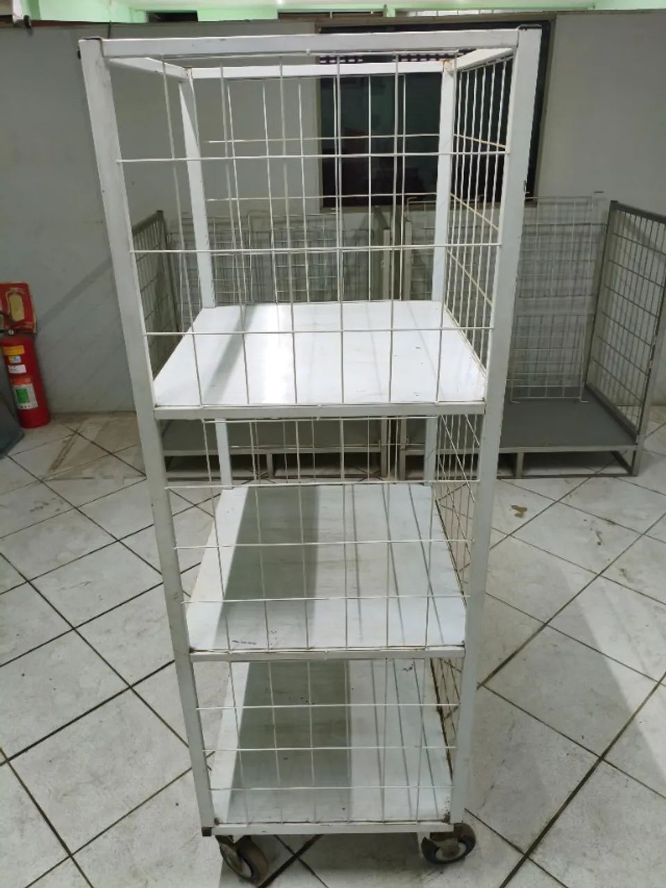 Expositor quadrado de 3 divisões e com rodas