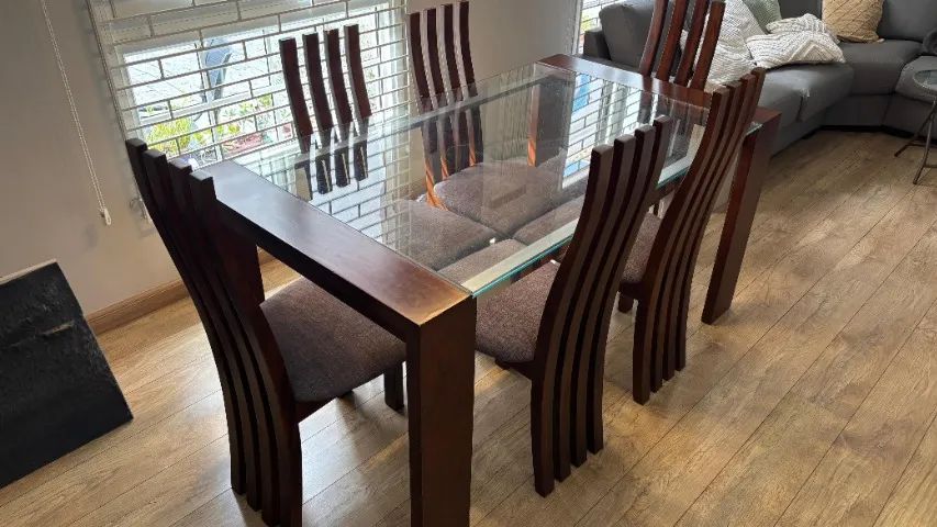 mesa de jantar retangular com 6 cadeiras de madeira maçica, marca Le Baron - Foto 2