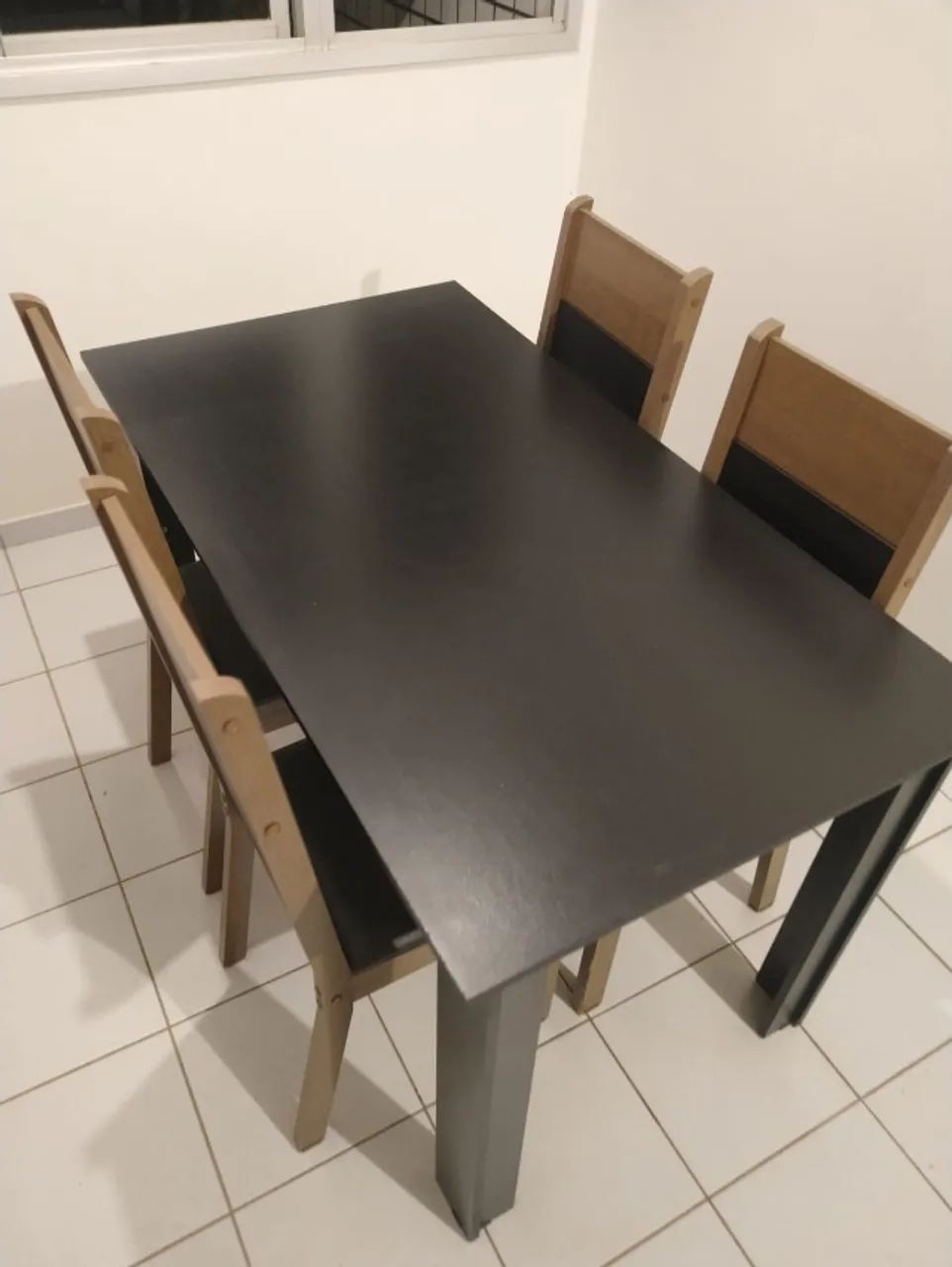 Mesa de 4 lugares de madeira