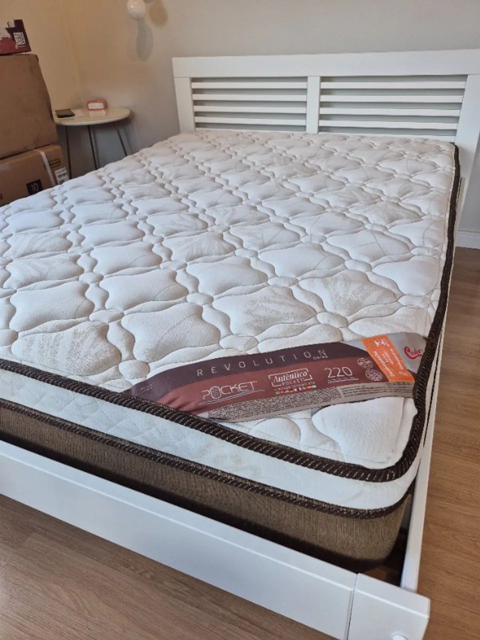 Cama com cabeceira branca