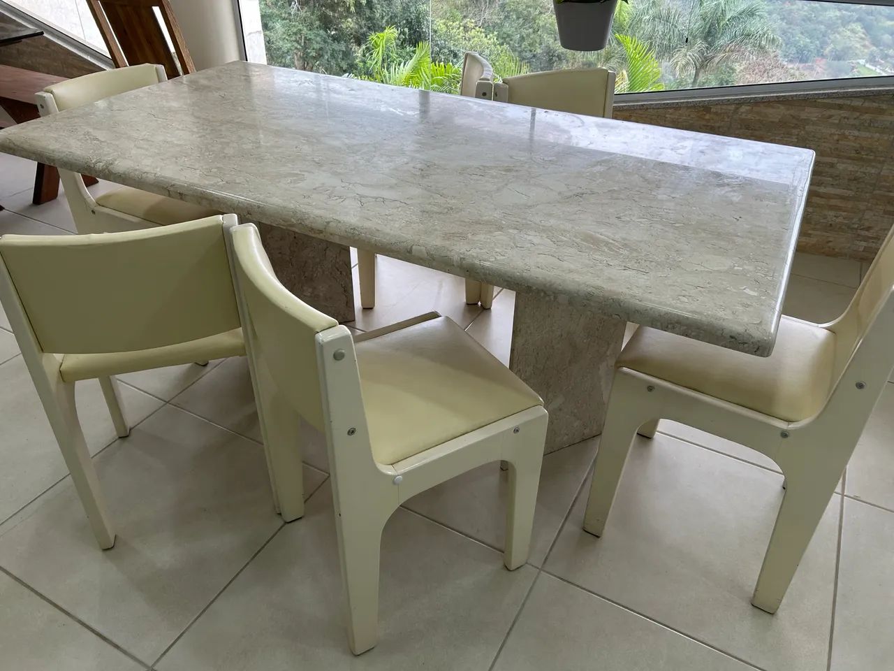 Mesa de jantar de mármore 
