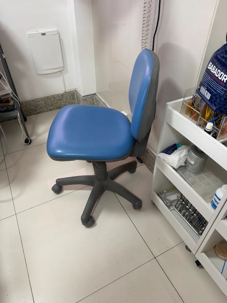 Cadeira giratória courino azul 