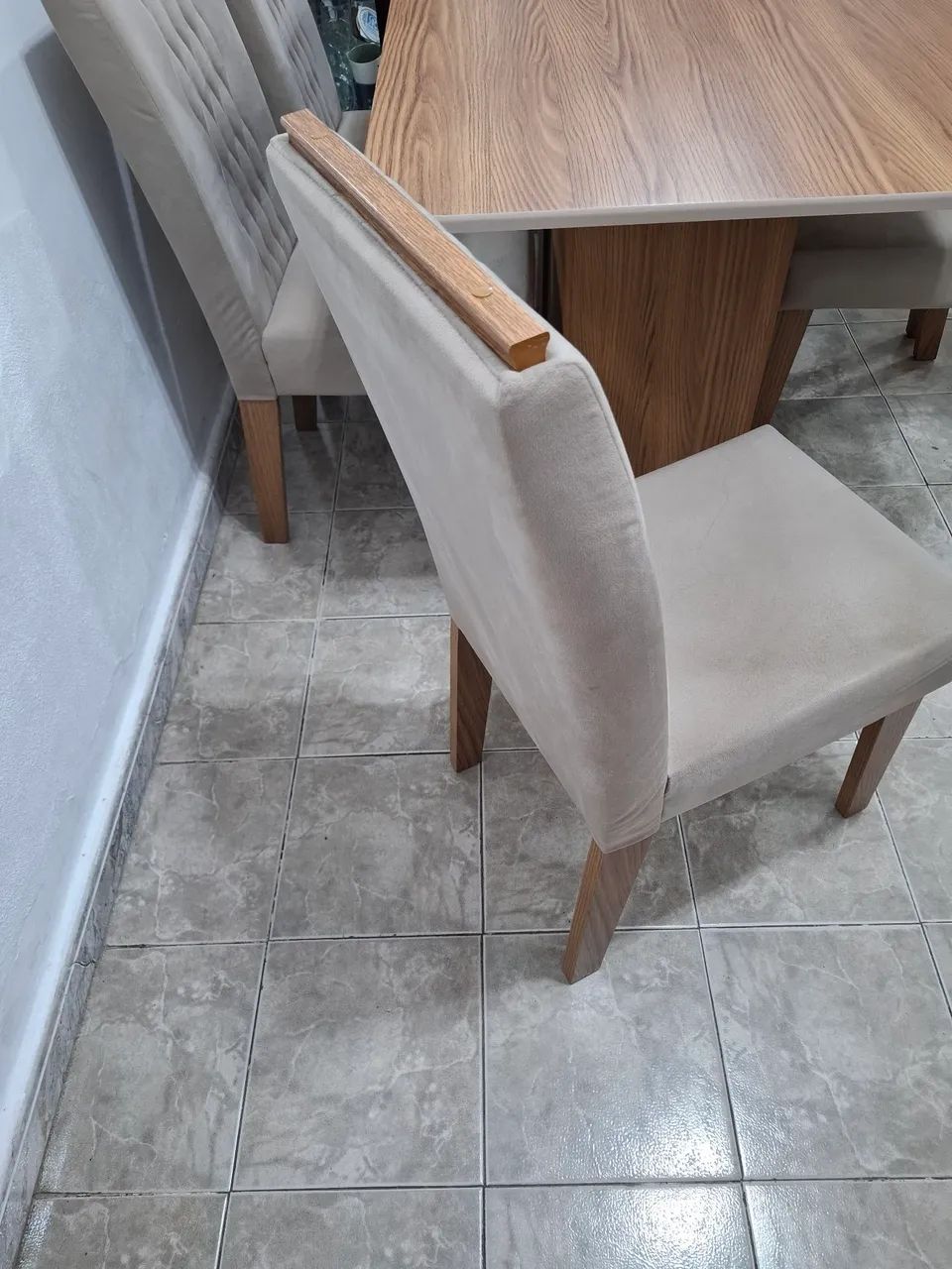 Mesa de jantar amadeirada com 6 cadeiras estofadas  - Foto 5