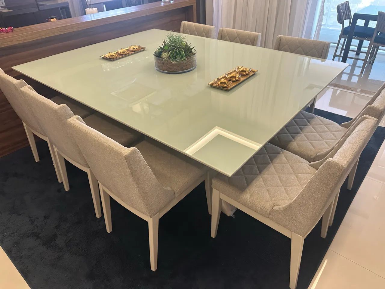 Vendo mesa c/ tampo de vidro e laca pérola com 8 cadeiras em tecido com laca perla  - Foto 3
