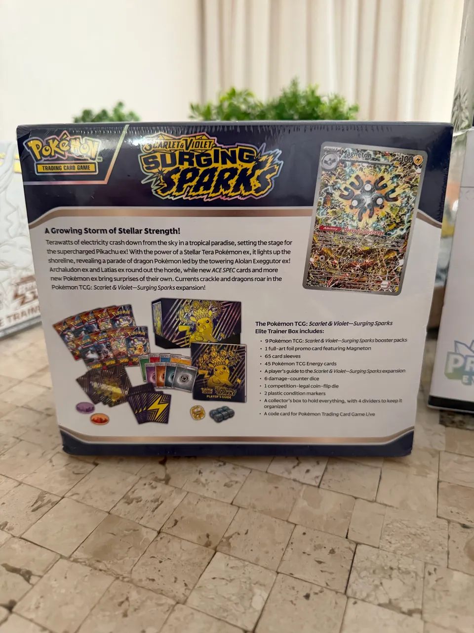 Elite Trainer Box Surging Sparks (Inglês) - Hobbies e coleções