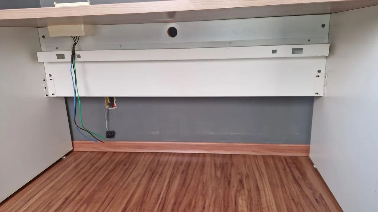 Mesa de Escritório Ampla - Tampo Amadeirado com Passa-Fios e Caixa de Tomadas - Foto 4
