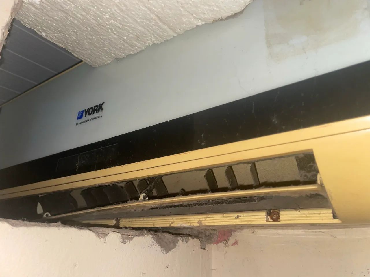 AR CONDICIONADO YORK 12.000 BTUS