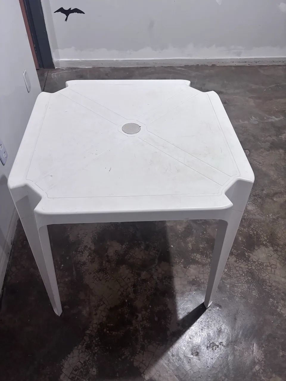 Mesa branca de plástico usada