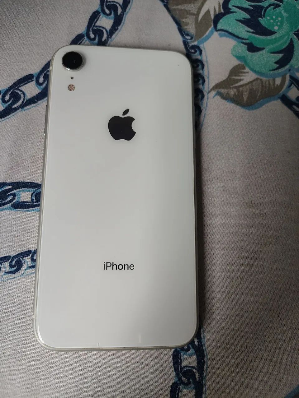 iPhone 10, bem conservado.