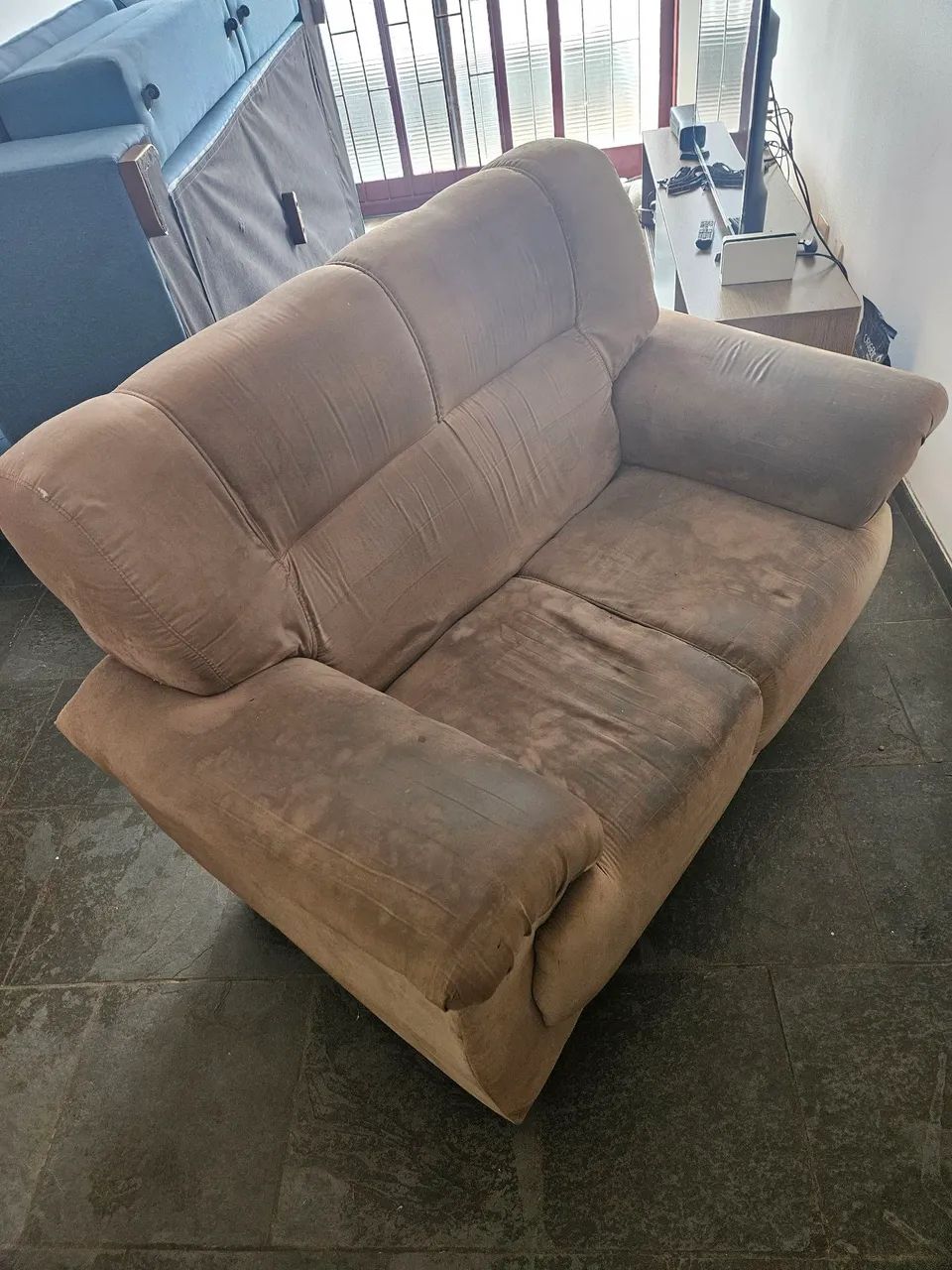 Sofá 2 lugares com Pé danificado