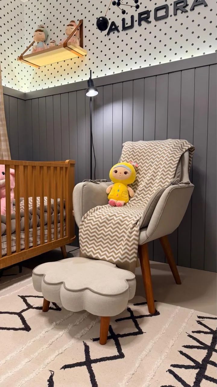 Cadeira e puff sofisticado