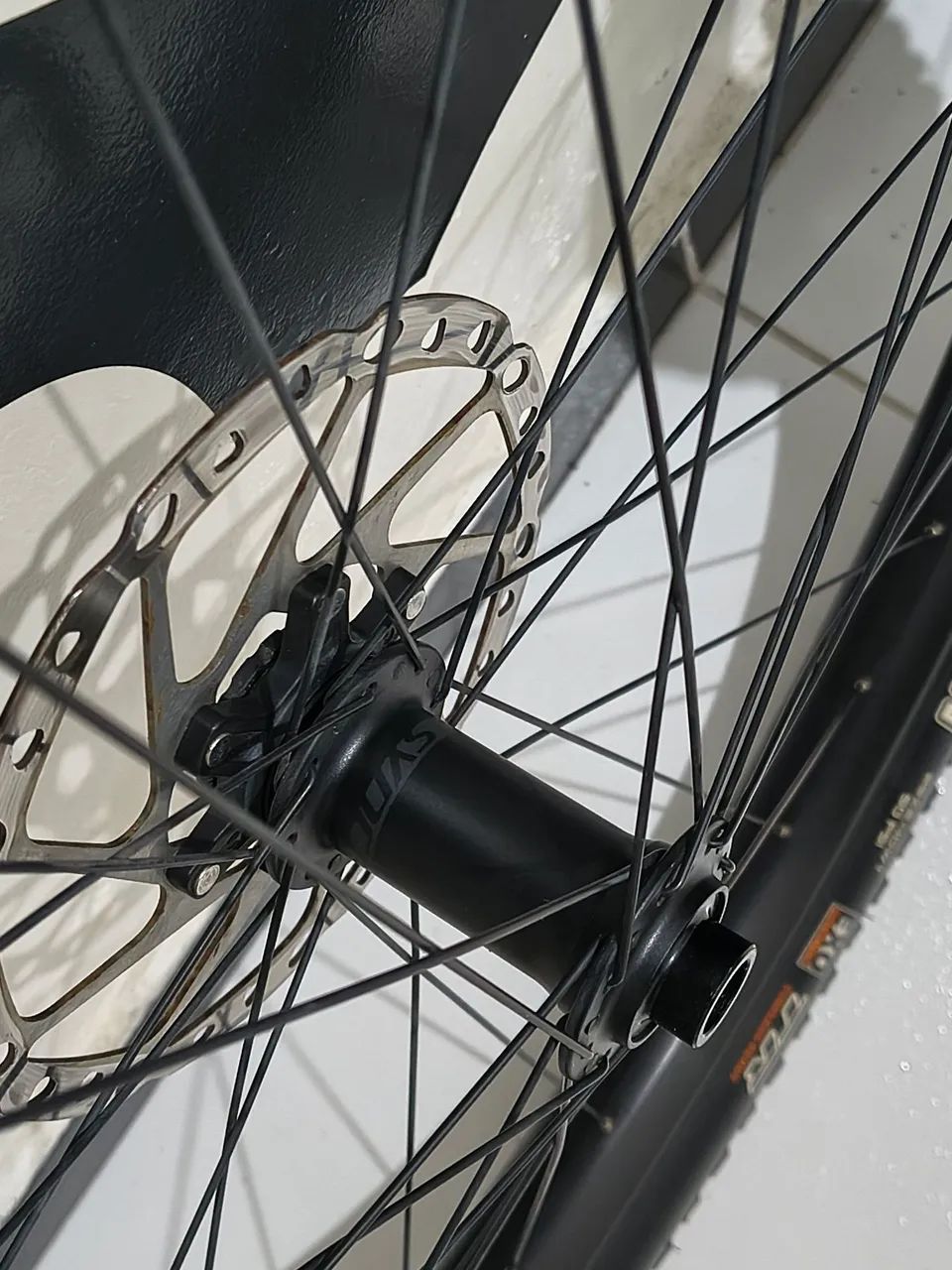 Vendo par de rodas SYNCROS completa com pneus maxxis já com tubeless  - Foto 2