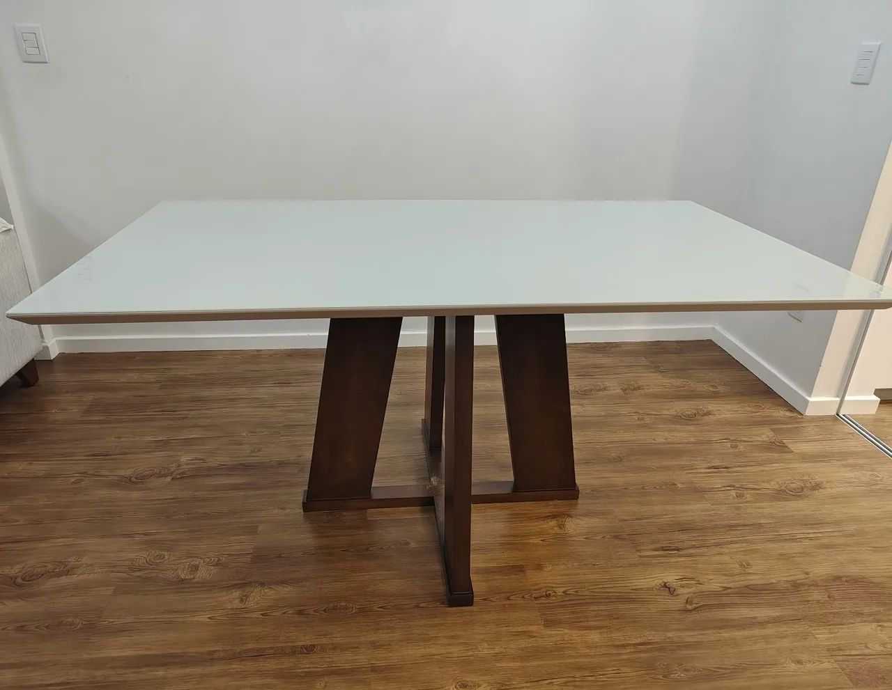 Mesa para 6 lugares com tampo em vidro branco