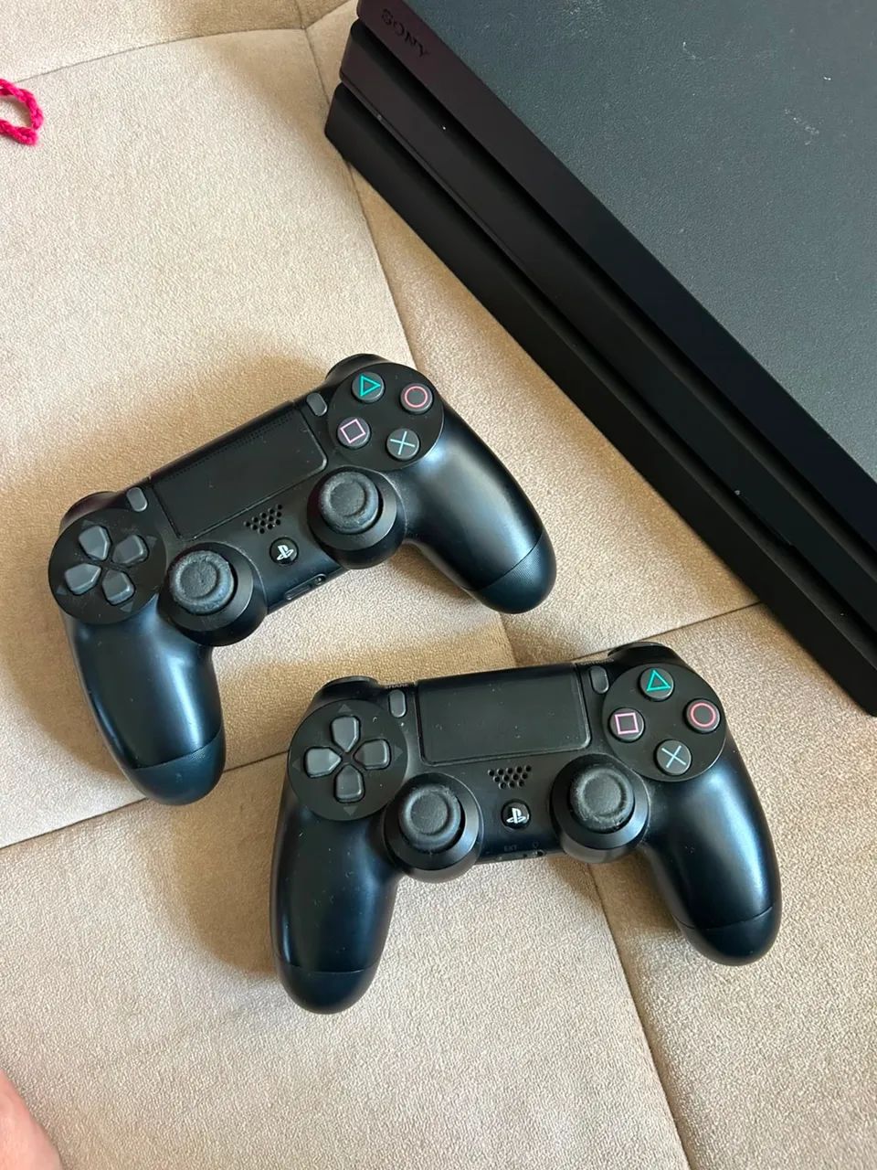 Ps4 pro com 2 controles - Foto 3