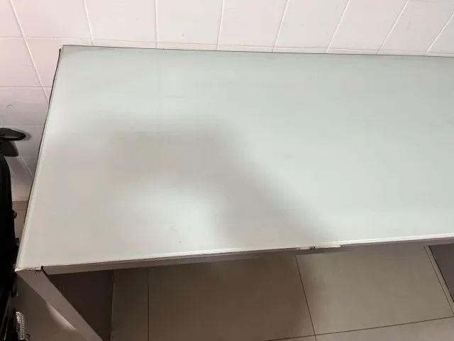 2 Mesas de Escritório com Tampo de Vidro - Cinza e Branca - Foto 3
