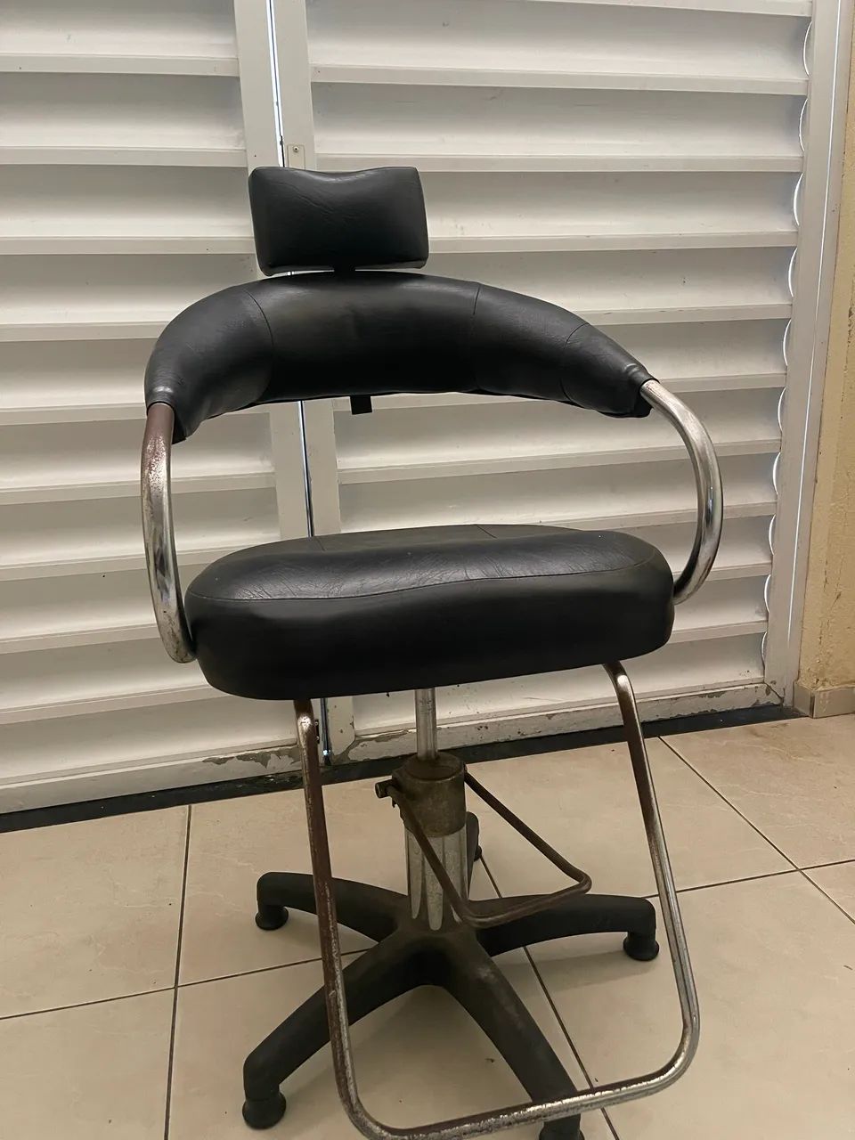 Vede-se cadeira de barbeiro 