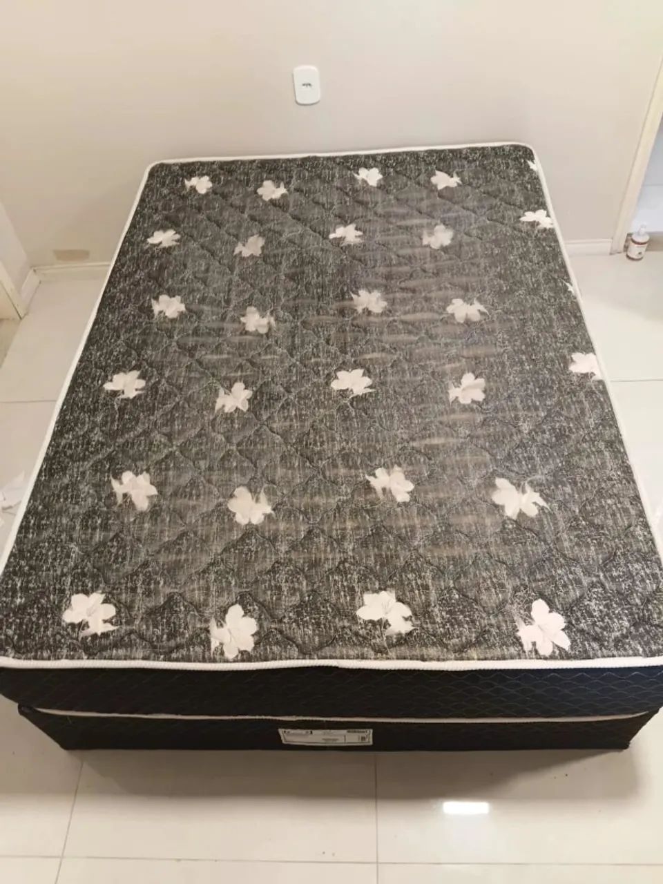 Cama e colchão de casal 