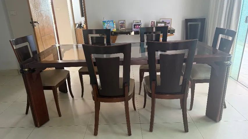 Mesa de madeira Imbuia retangular com 8 lugares. Tamanho: 2,20X1,00
